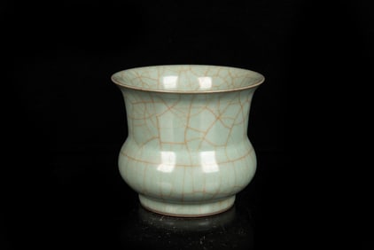 A FINE GE-TYPE FOLIATE DEEP BOWL