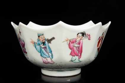 FAMILLE ROSE EIGHT-LOBED 'EIGHT IMMORTALS' BOWL