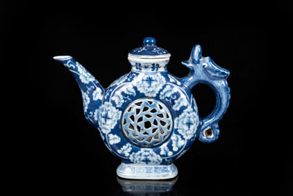 BLUE AND WHITE 'FLOWERS' EWER