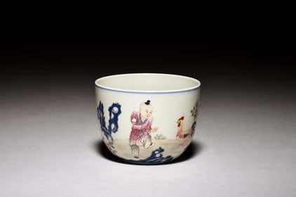 FAMILLE ROSE 'CHILD AND CHICKEN' CUP