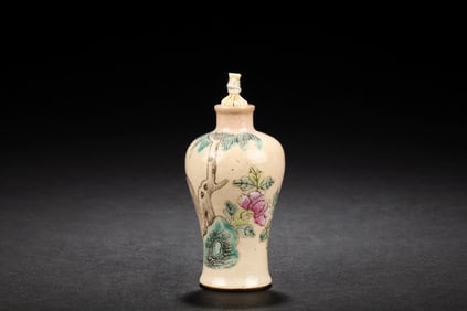 FAMILLE ROSE 'FLOWERS' SNUFF BOTTLE