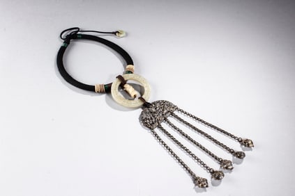 A SILVER NECKLACE WITH WHITE JADE DECORATION