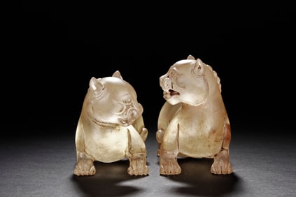 PAIR OF AGATE CARVED 'PANTHER' RECUMBENT FIGURES