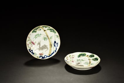 PAIR OF FAMILLE ROSE 'DEER' DISHES