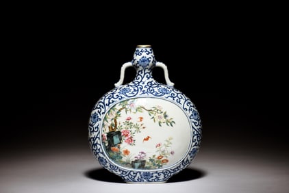 BLUE AND WHITE AND FAMILLE ROSE 'FLOWERS' MOONFLASK