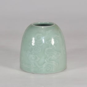 QING KANGXI BEAN GREEN GLAZE CARVED MOIRE WATER MENG
