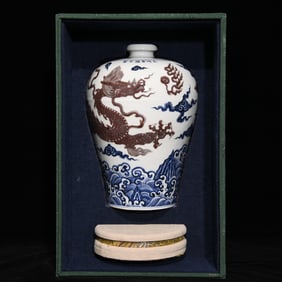 MING XUANDE BLUE AND WHITE GLAZE IN THE RED DRAGON GRAIN PLUM BOTTLE