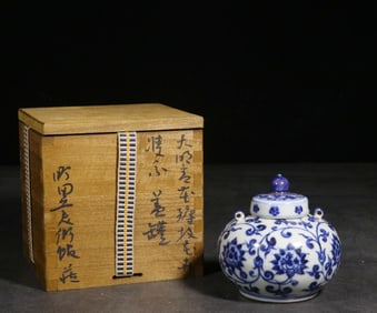 .HAND-PAINTED BLUE AND WHITE COILED FLOWER PATTERN LID JAR