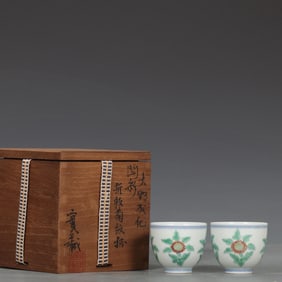 A PAIR OF MING CHENGHUA BUCKET COLOR FOLDED BRANCH CHRYSANTHEMUM CUPS
