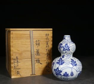 HAND-PAINTED BLUE AND WHITE TWINED FLOWER PATTERN GOURD BOTTLE
