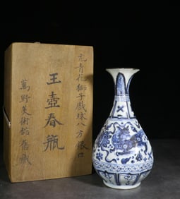 .SILVER-COVERED MOUTH HAND-PAINTED BLUE AND WHITE LION PLAYING BALL EIGHT-SIDED VASE