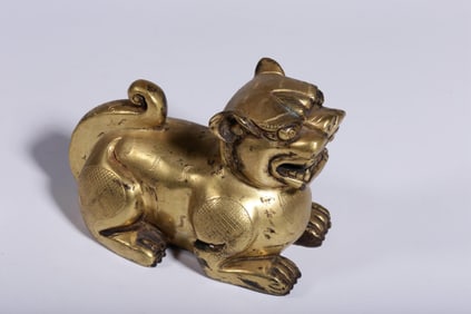 QING DYNASTY COPPER GILT AUSPICIOUS BEAST ORNAMENT