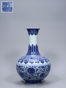 QING DYNASTY QIANLONG YEAR MARK BLUE AND WHITE ENTWINED LOTUS VASE