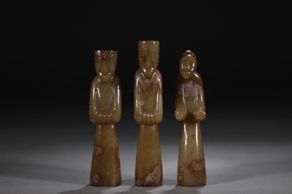 THE HAN DYNASTY HETIAN JADE BELT QIN FIGURINES STAND IN A GROUP OF THREE, WEIGHS 300 GRAMS