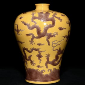 MING HONGZHI YELLOW GROUND GLAZE IN THE RED DRAGON GRAIN PLUM BOTTLE