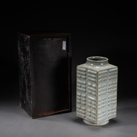 QING DYNASTY'S "GREEN GLAZE CONG-STYLE BOTTLE"