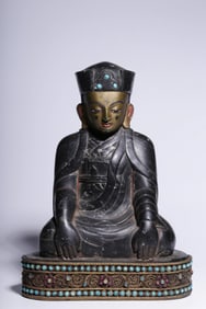 QING DYNASTY BLACK STONE INLAID TURQUOISE ROUND SCULPTURE OF GAMA BASHI SEATED FIGURE