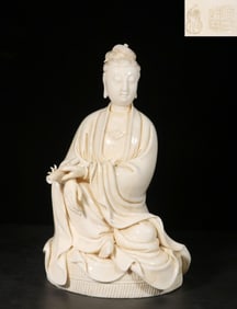 DEHUA. HE CHAOZONG LARD-WHITE DEHUA WHITE PORCELAIN SITTING GUANYIN ORNAMENT
