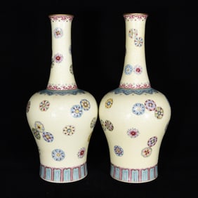 QING QIANLONG PICKED THE POLLEN COLOR BALL PATTERN BOTTLE