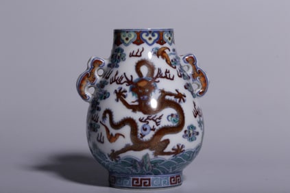 QING DYNASTY "DA QING QIANLONG" STYLE DOUCAI DRAGON PATTERN DOUBLE-EARED VASE