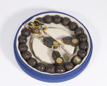 19-METER AGARWOOD ROUND BEAD CARVED WITH LONGEVITY PATTERN 18 CHILDREN HOLDING BEADS