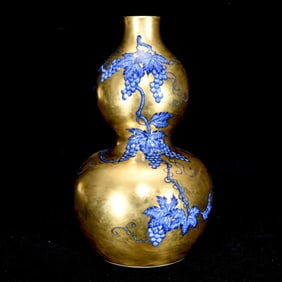 QING YONGZHENG JINDI BLUE AND WHITE GRAPE GRAIN GOURD BOTTLE