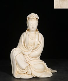 DEHUA, HE CHAOZONG STYLE LARD-WHITE DEHUA WHITE PORCELAIN SITTING GUANYIN STATUE