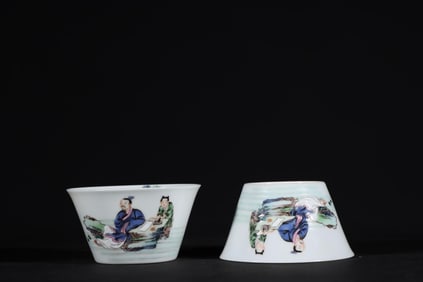 A PAIR OF HORSESHOE CUPS OF YONGZHENG FAMILLE ROSE FIGURES IN THE QING DYNASTY