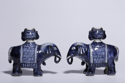 MING DYNASTY "XUANDE YEAR" BLUE AND WHITE AUSPICIOUS INCENSE HOLDER PAIR