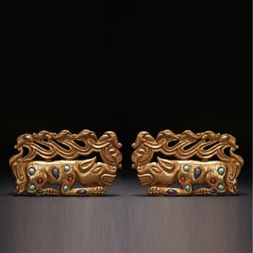 A PAIR OF GILDED COPPER AUSPICIOUS ANIMAL FLOWER PIECES INLAID WITH TREASURES