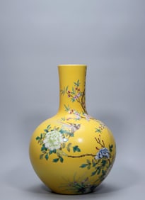 39CM QIANLONG YEAR OF THE QING DYNASTY YELLOW GROUND FAMILLE ROSE FLOWERS AND BIRDS CELESTIAL BALL