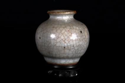 GE WARE SMALL PORCELAIN JAR WITH STAND