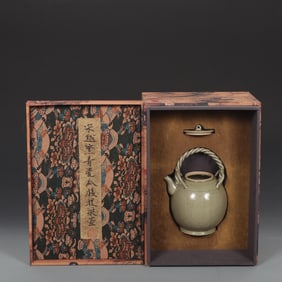 OLD COLLECTION OF YUE KILN CELADON LEAF PATTERN BEAM POT