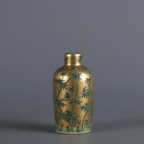 QIANLONG YEAR OF THE QING DYNASTY GOLD GROUND FAMILLE ROSE BAMBOO SNUFF BOTTLE