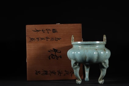OLD COLLECTION OF RU KILN AZURE GLAZE THREE-LEGGED BURNER