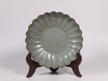 GUAN KILN FLOWER MOUTH PLATE