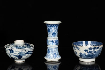 GROUP OF THREE BLUE AND WHITE PORCELAIN