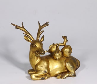 LATE QING DYNASTY. COPPER GILT CAST LYING DEER HOLDING GANODERMA LUCIDUM ORNAMENT