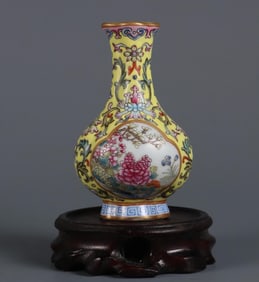 QIANLONG YEAR OF THE QING DYNASTY YELLOW GROUND FAMILLE ROSE FLOWERS OPEN MEDALLIONS FOUR SEASONS