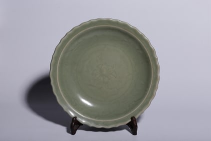 MING DYNASTY LONGQUAN DARK-ENGRAVED FLOWER PATTERN SUNFLOWER-MOUTHED PLATE
