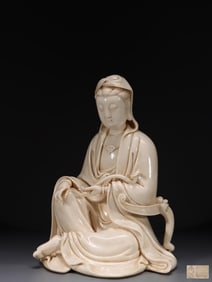 DEHUA WHITE PORCELAIN RED GUANYIN SEATED STATUE ORNAMENT