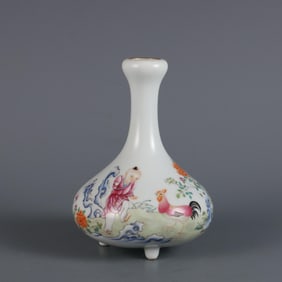 QING DYNASTY QIANLONG YEAR FAMILLE ROSE COCKFIGHTING PICTURE THREE-LEGGED MUSTARD BOTTLE
