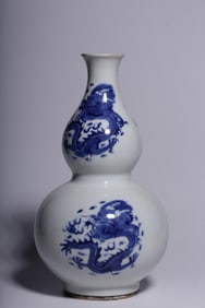QING DYNASTY BLUE AND WHITE DRAGON PATTERN GOURD BOTTLE