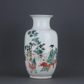 THE QING DYNASTY COLORFUL LADIES AND BABIES PLAY PICTURE BOTTLE