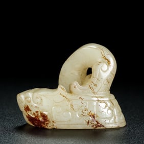 HETIAN JADE COILING DRAGON JADE EXQUISITE OIL RUN CARVING EXQUISITE SURFACE HAS JUJUBE RED COLOR