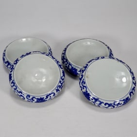 QING QIANLONG BLUE AND WHITE WRAPPED BRANCHES LOTUS CUP MAT