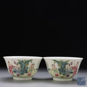 QIANLONG YEAR MARK A PAIR OF POWDER-COLORED CHILDREN PLAYING CUPS
