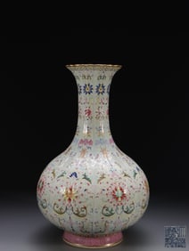 QING QIANLONG-MADE WHITE PORCELAIN FLOWER PATTERN MELON-SHAPED VASE