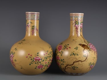 QING QIANLONG YEAR BEIGE GLAZE FAMILLE ROSE FLOWER AND BIRD PATTERN BALL BOTTLES PAIR