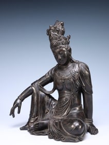 A STATUE OF GUANYIN CARVED IN QING DYNASTY